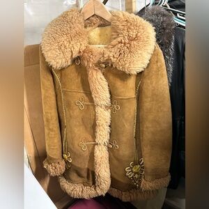 Unbelievable authentic vintage shearling coat with stitch size medium
